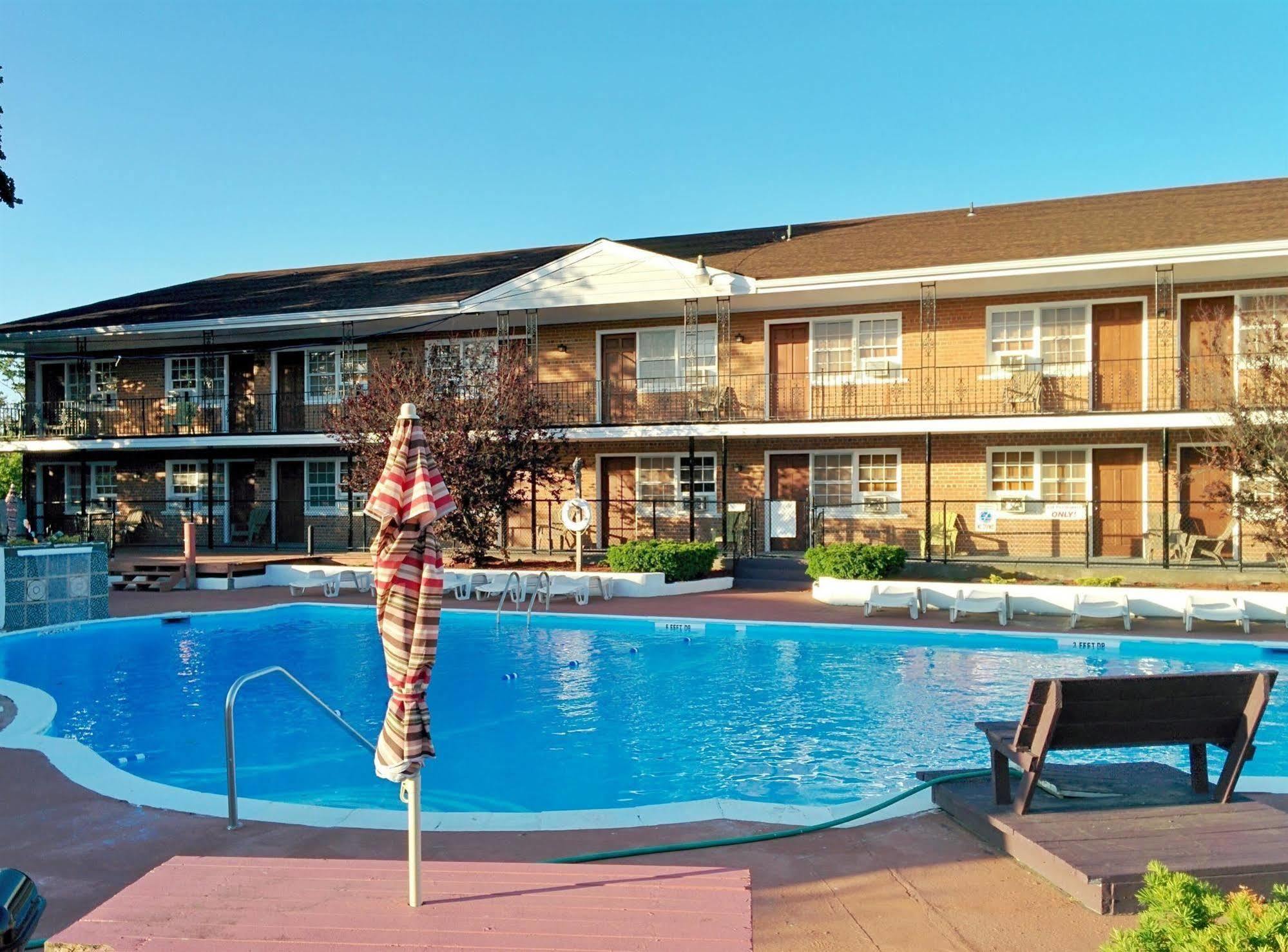 Budget Host East End Hotel In ריברהד מראה חיצוני תמונה